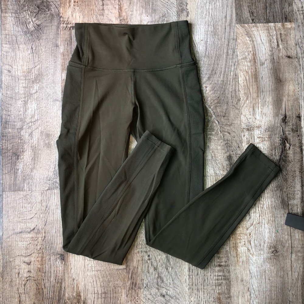 Hardly worn Lululemon leggings with ribbed detail